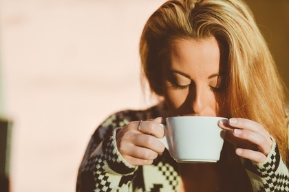 ホットドリンクを飲む女性