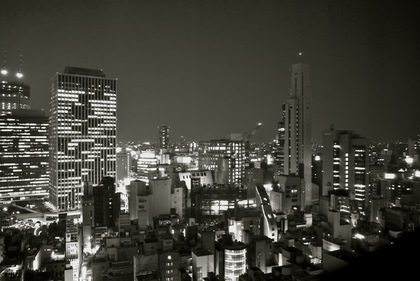 大阪・梅田駅のモノクロ夜景