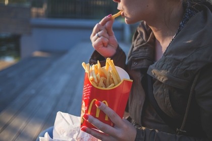 マクドナルドのポテトを食べる人