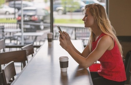 カフェを利用する女性