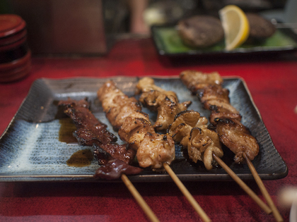 お皿に盛られた焼き鳥