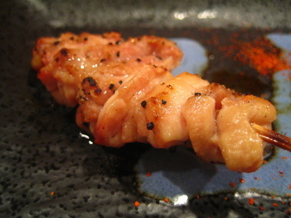 ファミリーマートの前で焼き鳥を焼く人