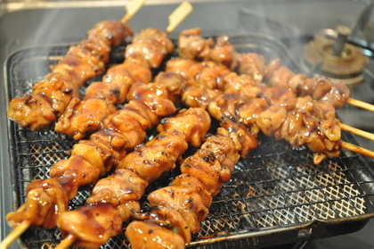 炭火で焼かれる焼き鳥