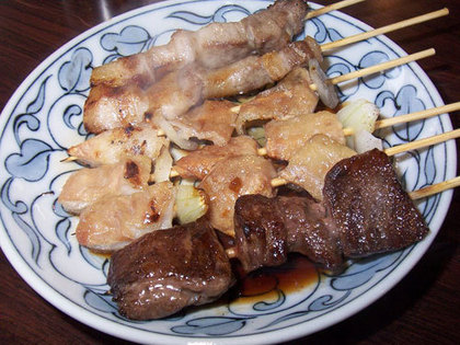 お皿に盛られた焼き鳥