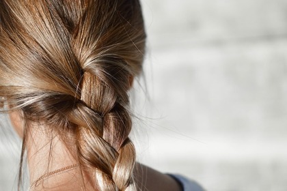 三つ編みヘアの女性