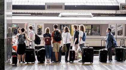 駅のホームで待つ人