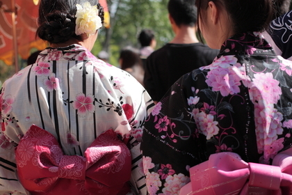 浴衣姿の女性達