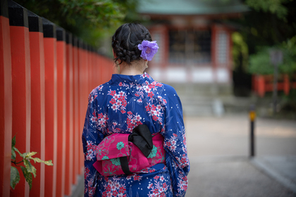 赤い帯の浴衣女性