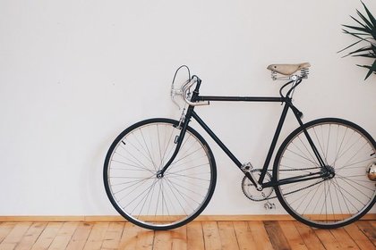 部屋に飾ってある自転車