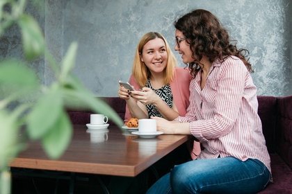 会話をする女性