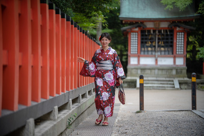 牡丹浴衣の女性