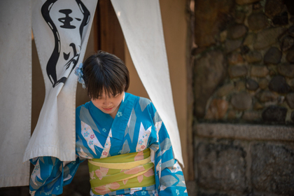 黄色帯の浴衣女性