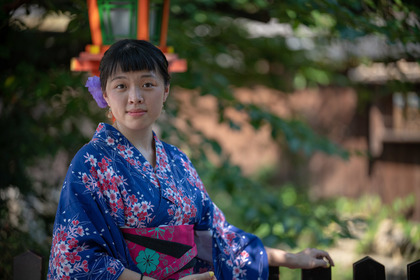 紫の髪飾りの浴衣女性