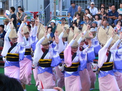 阿波踊りを多る女性達