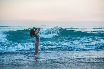 女性と波がたつ海