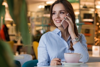 カフェを利用する女性