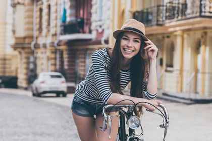 自転車に乗る女性