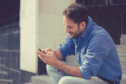 スマホをいじる男性