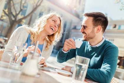 野外カフェで話をする男女