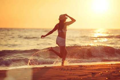 海の流れを感じる女