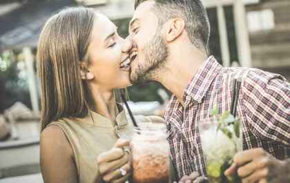 キスする男女