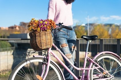 自転車と女性