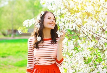 白い花をめでる女性