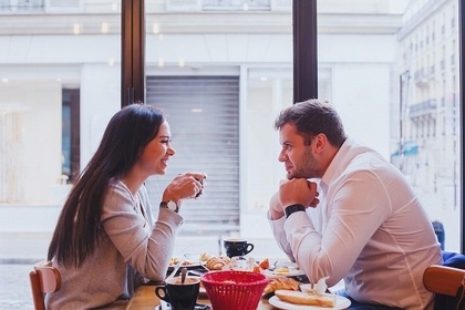 カフェで話す男女