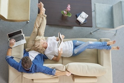 部屋でくつろぐカップル