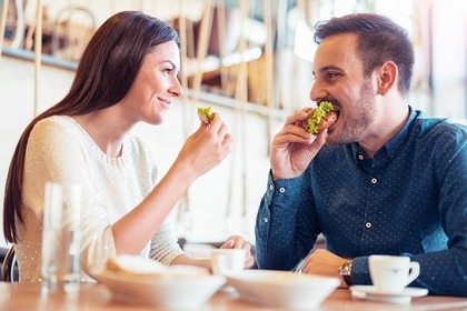 サンドイッチを食べる男女