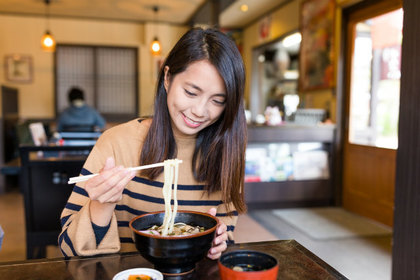 食べる女性