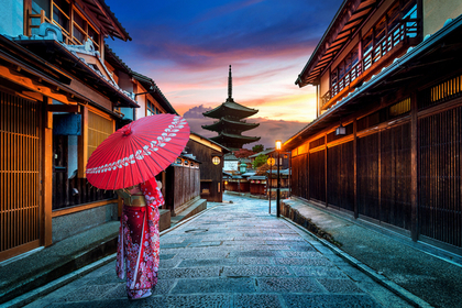 京の街に佇む女性