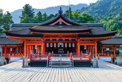 帯祝いが行われる神社のイメージ