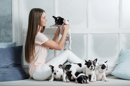 犬を抱く女性