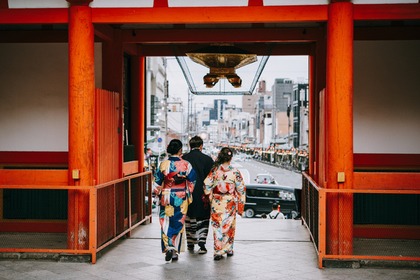 東寺に参拝する人達