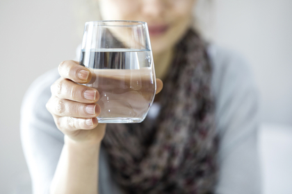 水を飲む女性