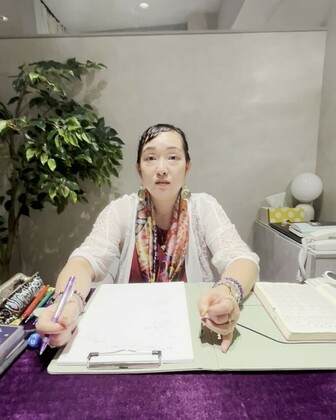 渋谷の占い館 雨照（アメテラス）で相談者の話を聞くめのう先生